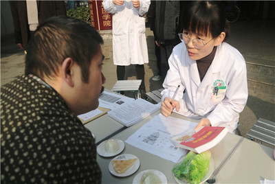 健康中國(guó)行在行動(dòng) 綿陽(yáng)市中醫(yī)醫(yī)院開(kāi)展合理膳食義診咨詢活動(dòng)